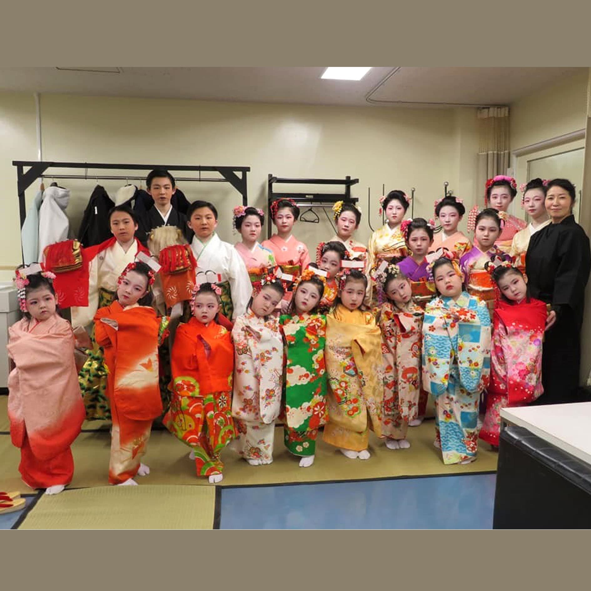 八戸市出身　八戸市文化協会会長　泉紫峰さん　８０代　
泉流師範　泉彩菜さん　５０代
の写真5