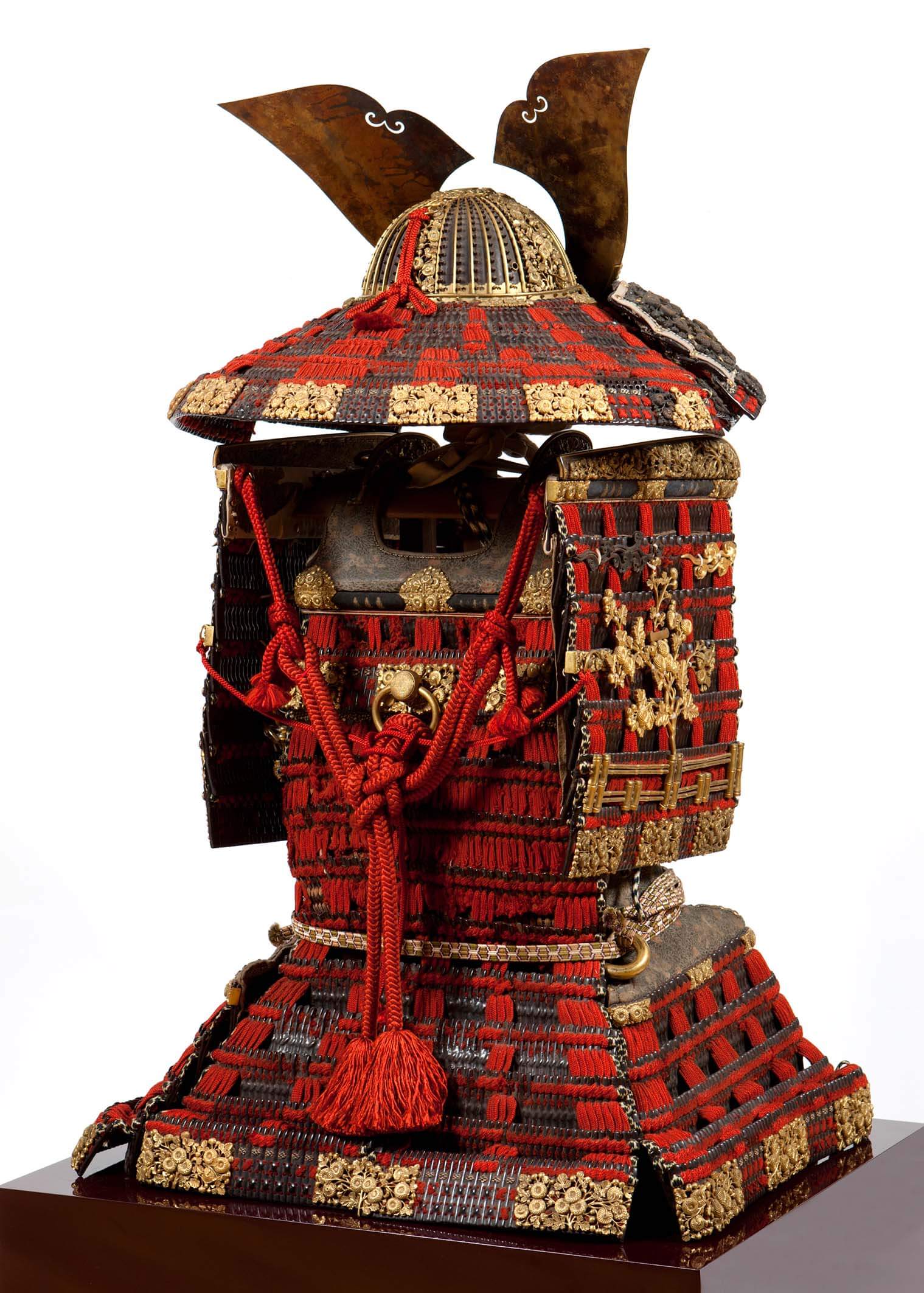 赤糸威鎧 兜、大袖付 附唐櫃(あかいとおどしよろい かぶと、おおそでつき つけたりからびつ) 背面