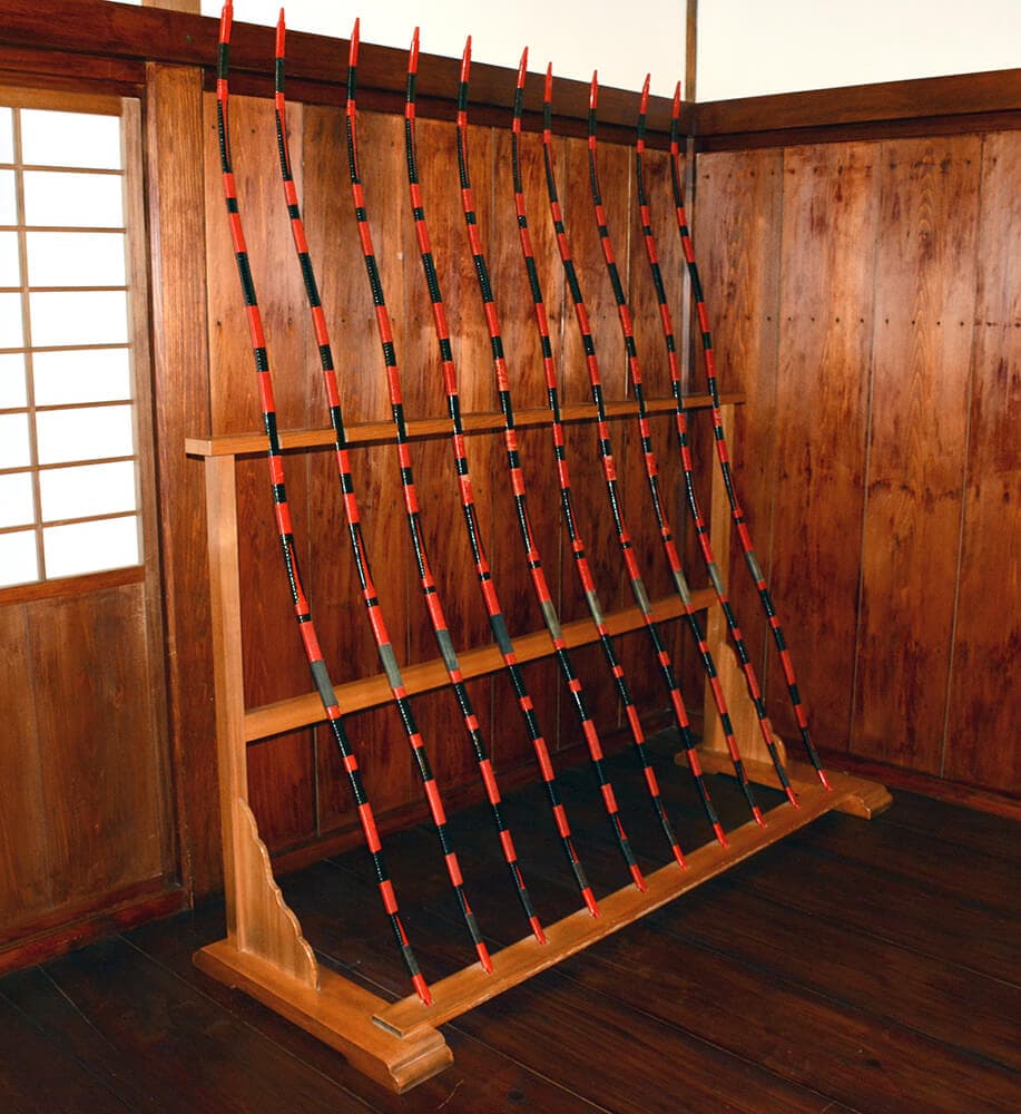 史跡根城跡本丸の主殿内に復元展示されている世平弓(※原資料は個人蔵)