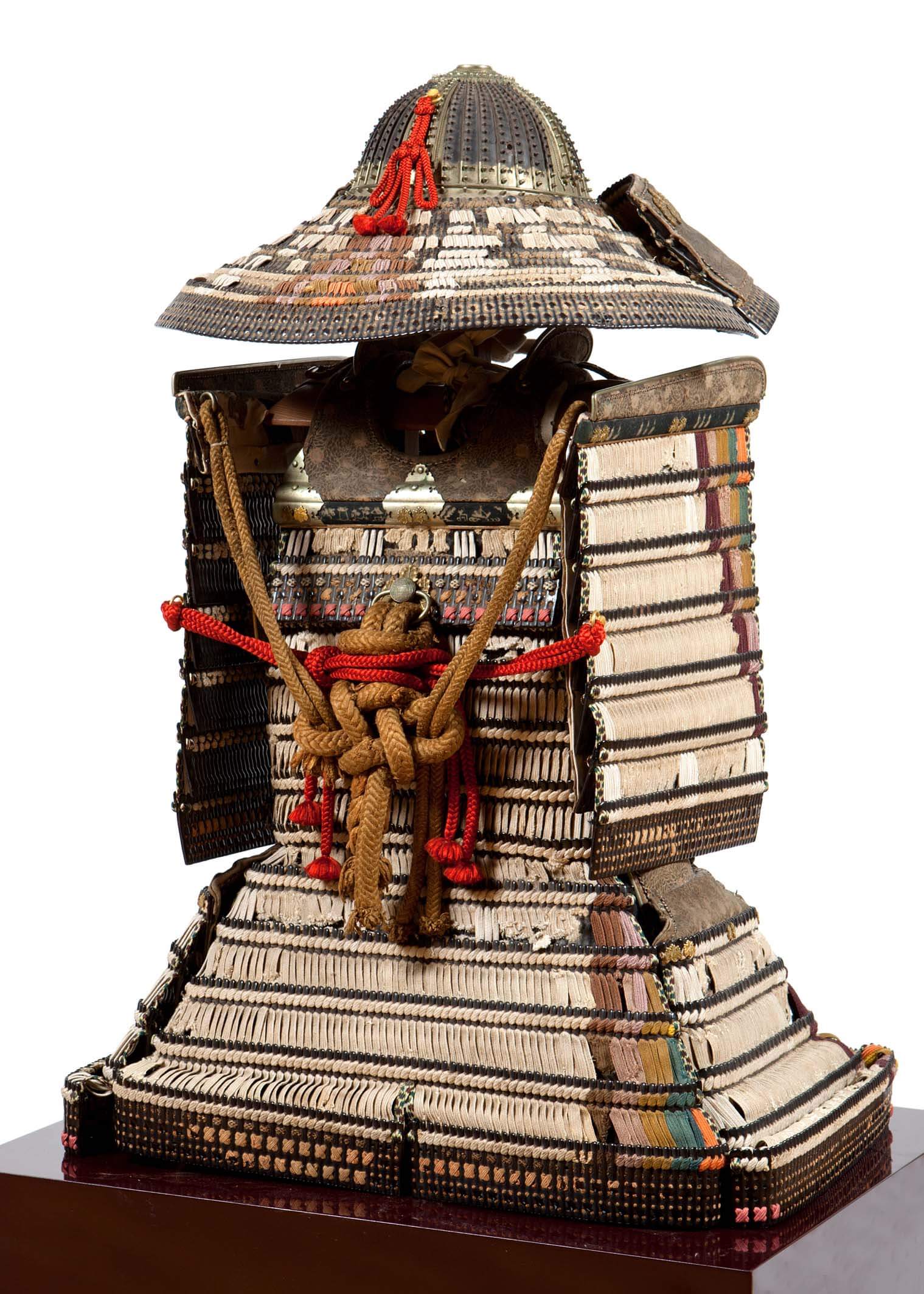 白糸威棲取鎧 兜、大袖付 附唐櫃(しろいとおどしつまどりよろい かぶと、おおそでつき つけたりからびつ) 背面