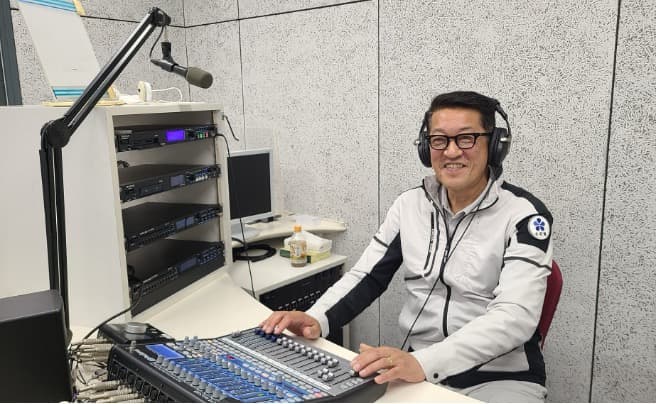 2025年12月18日&25日放送
ゲスト:株式会社トータルプロデュースモコ 社長
一般社団法人 全日本花輪式完全消臭連盟(全花連)代表理事
花輪隆俊(はなわたかとし)50代