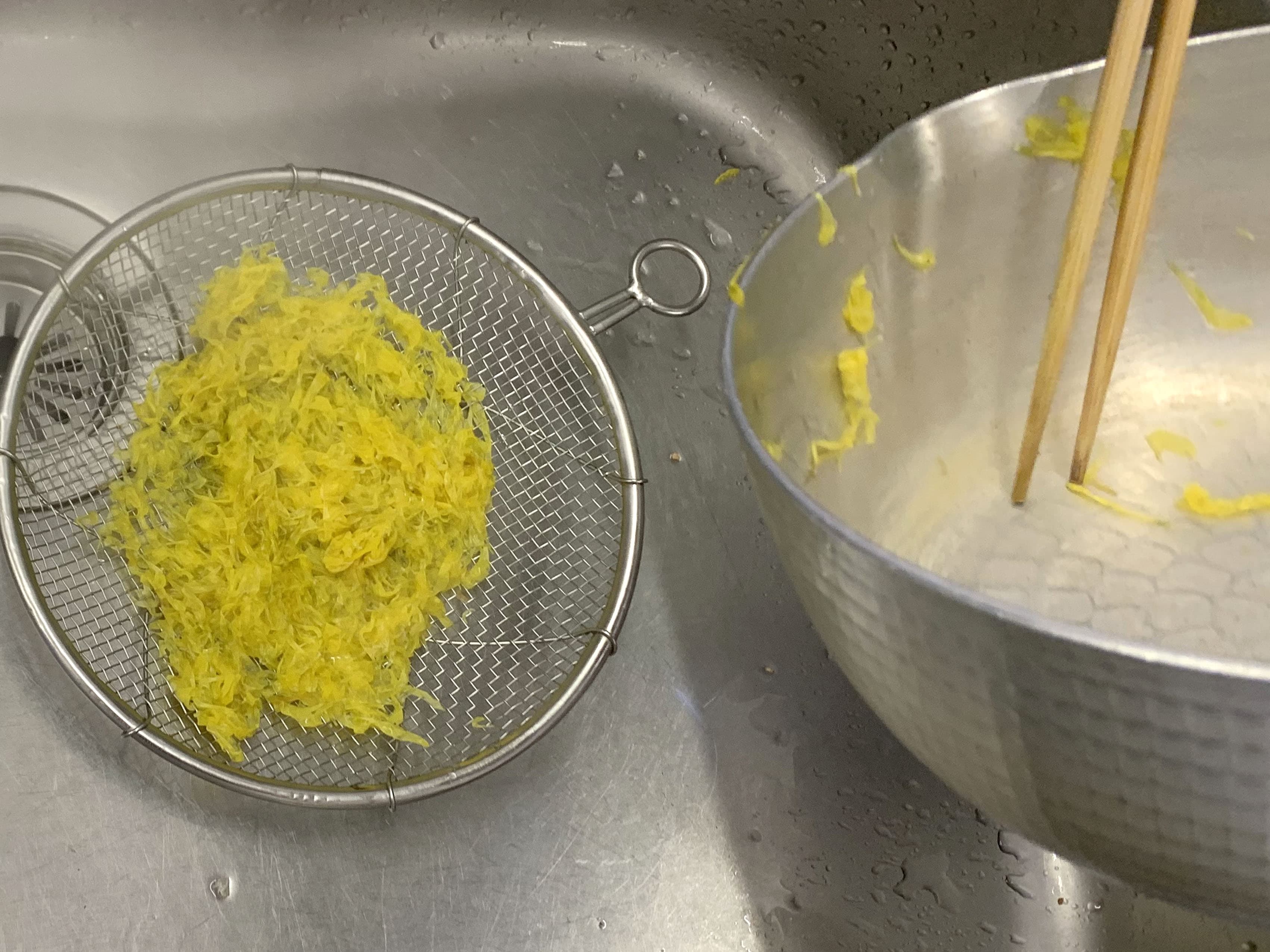 ザルに上げたら、水はかけない。