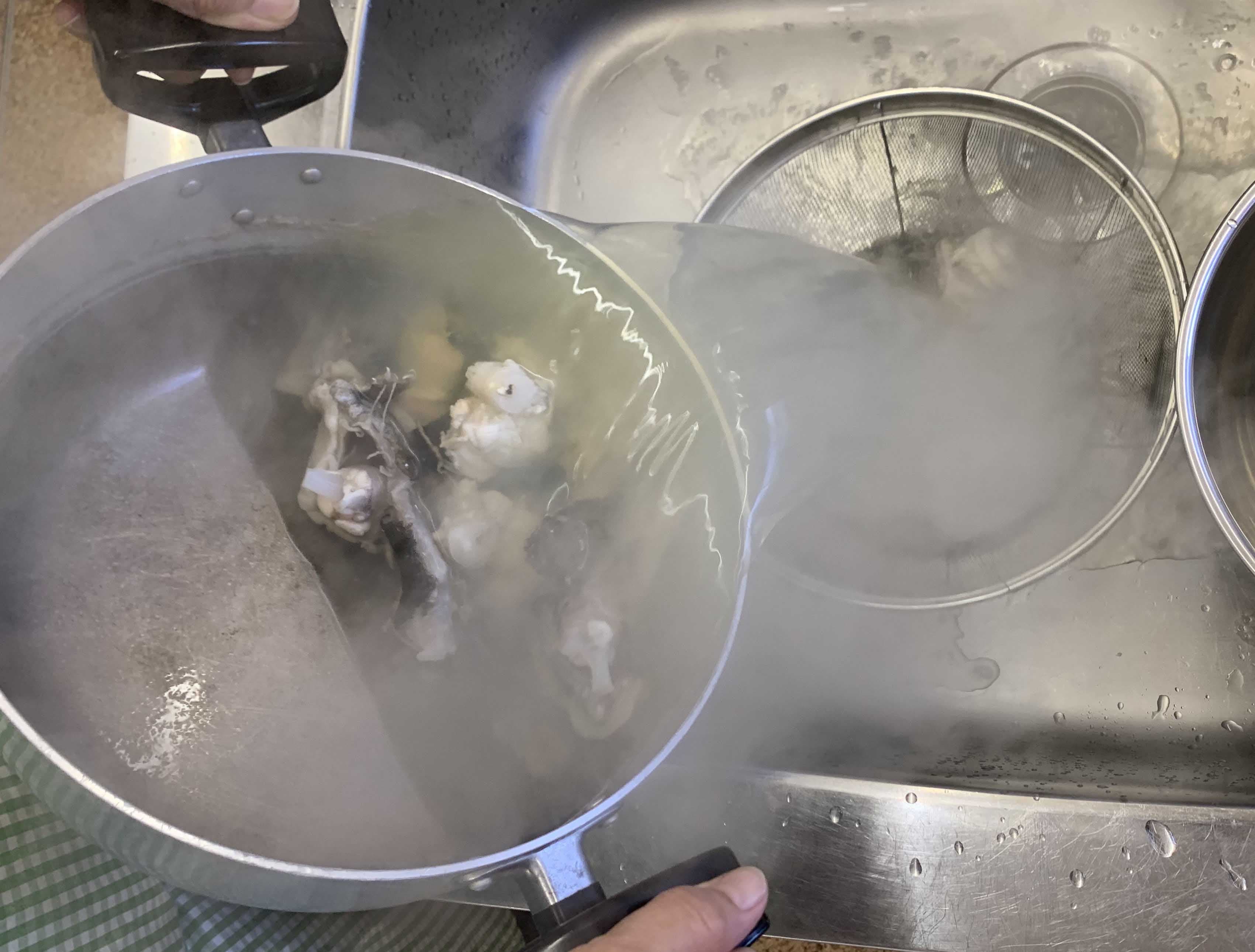 アクを取ってからザルに上げる。