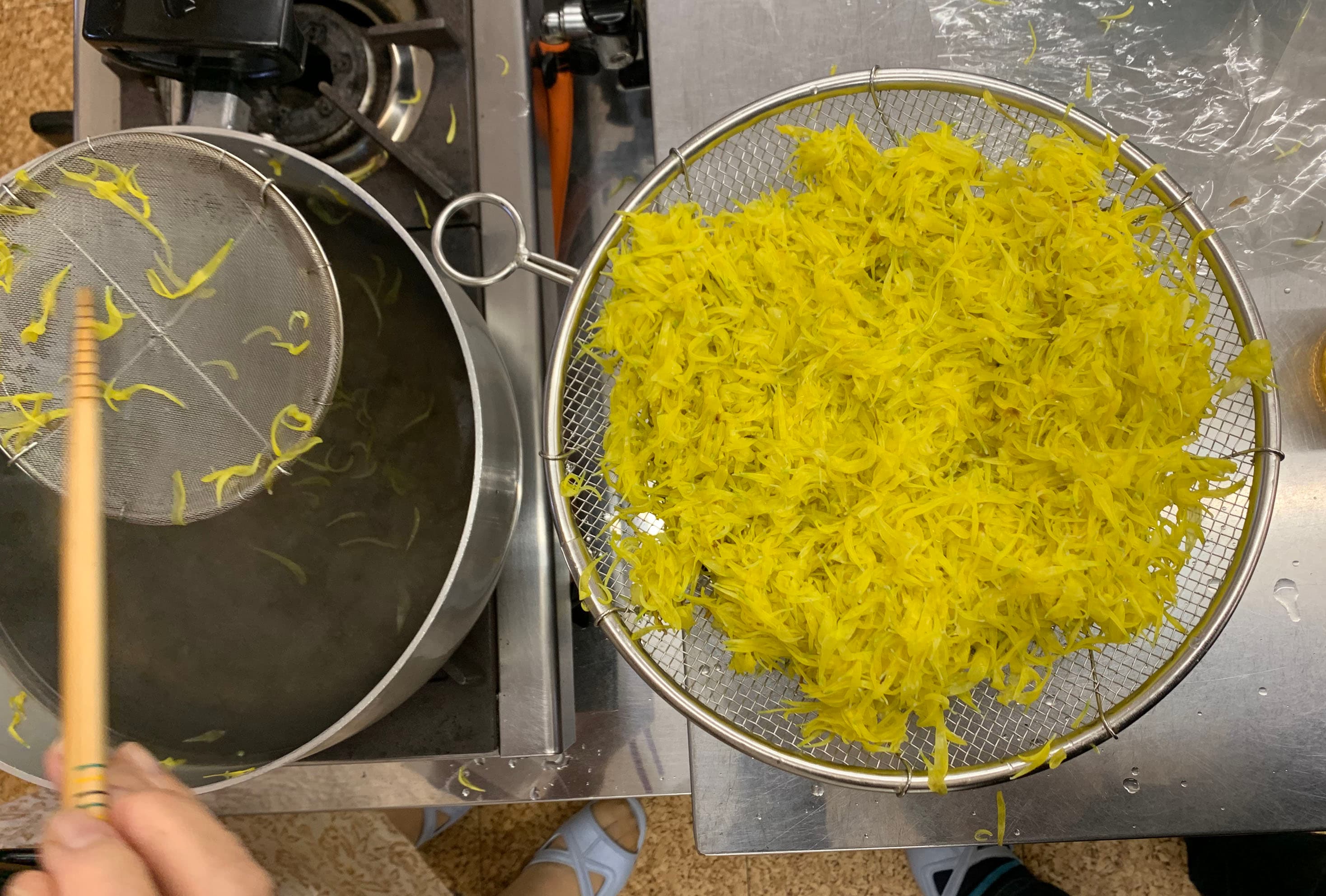 酢を入れることにより、きれいに色が出る。