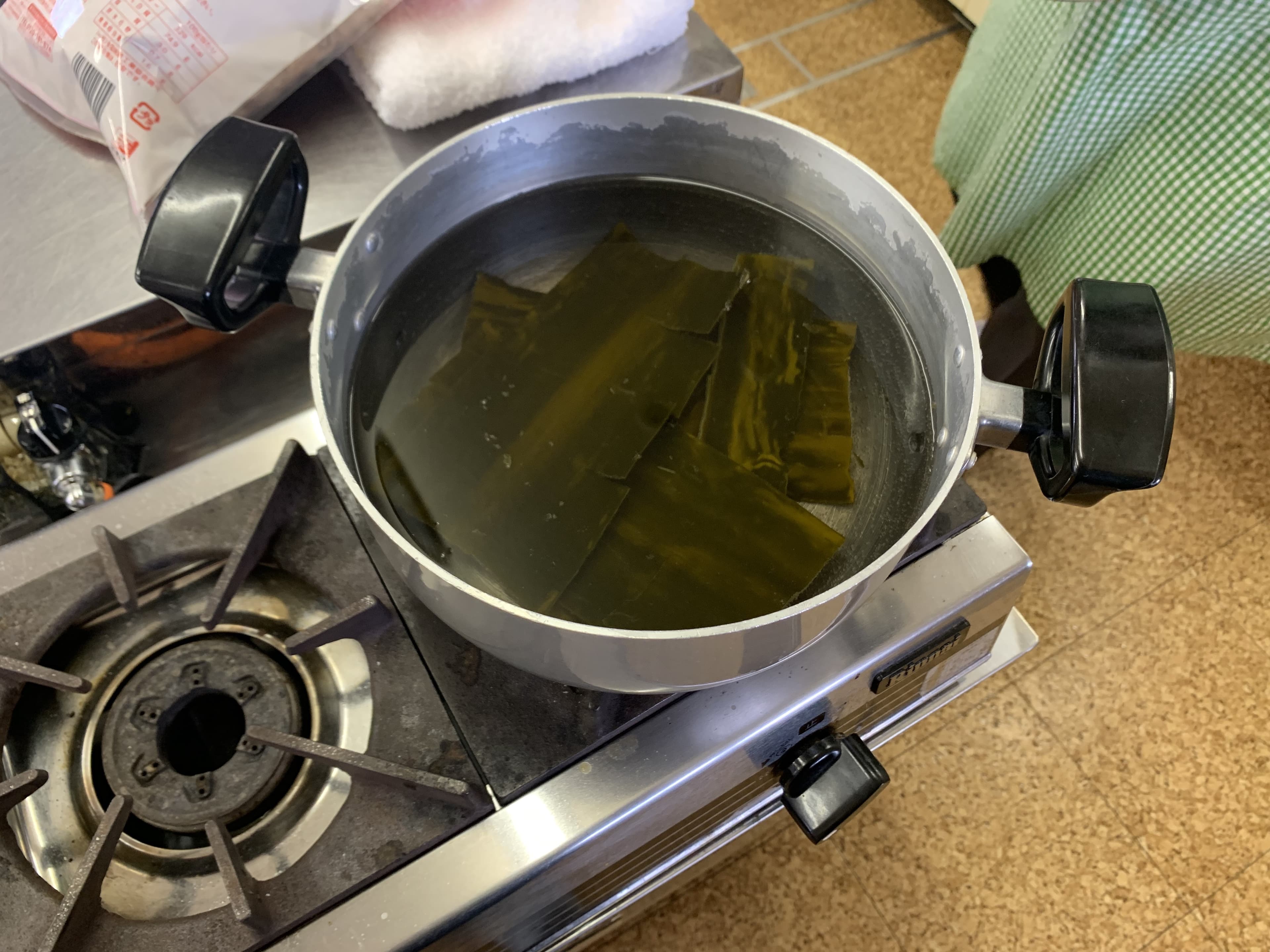 小さい気泡が出始めたら引き上げる。