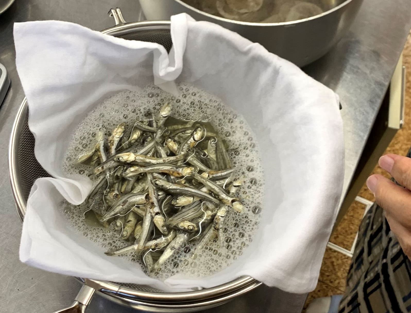 この日は、小さい煮干しだったので、そのまま使用。通常は、煮干しの頭をとって二つに裂き、ワタを丁寧にとる。