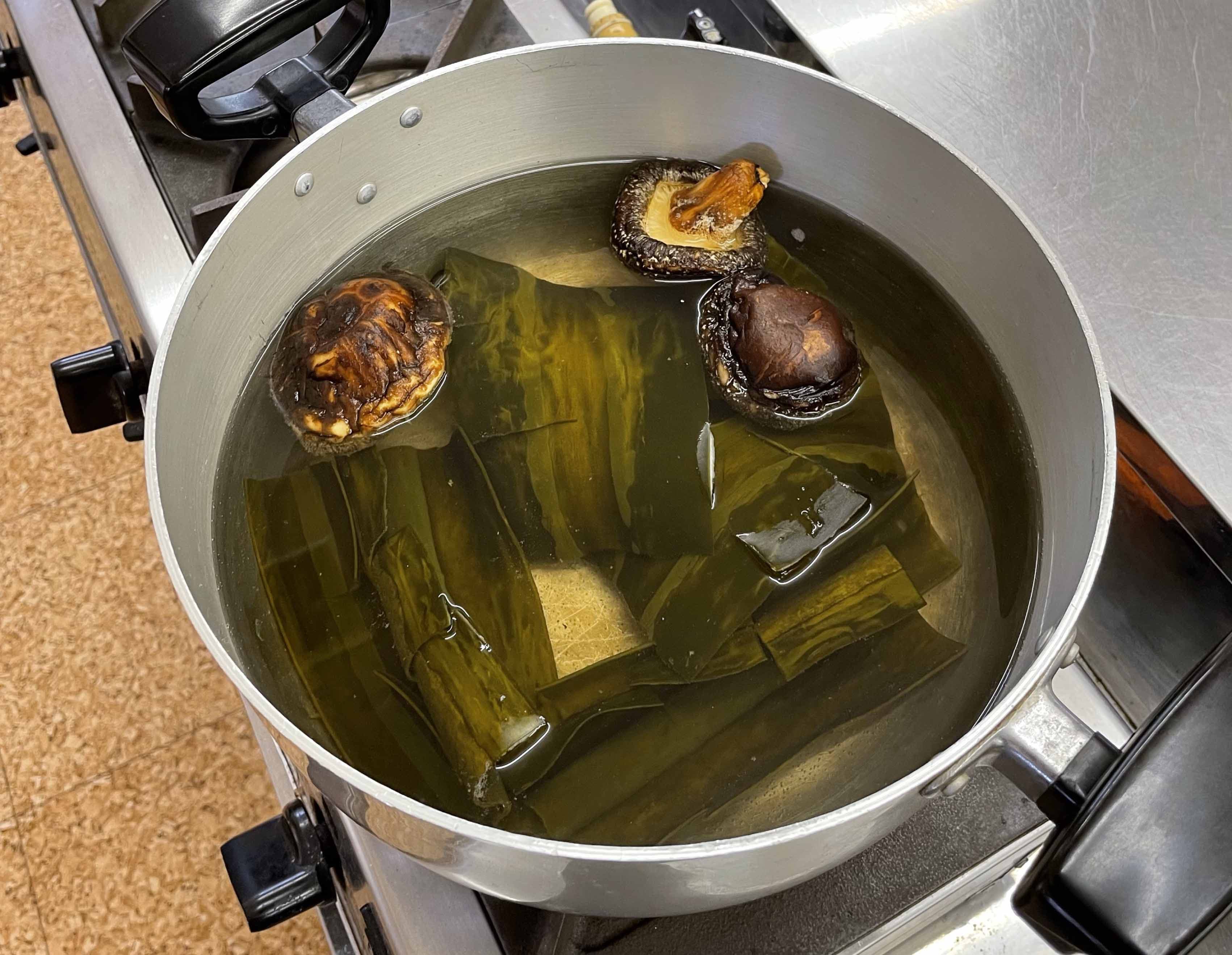 小さい気泡が出始めたら引き上げる。