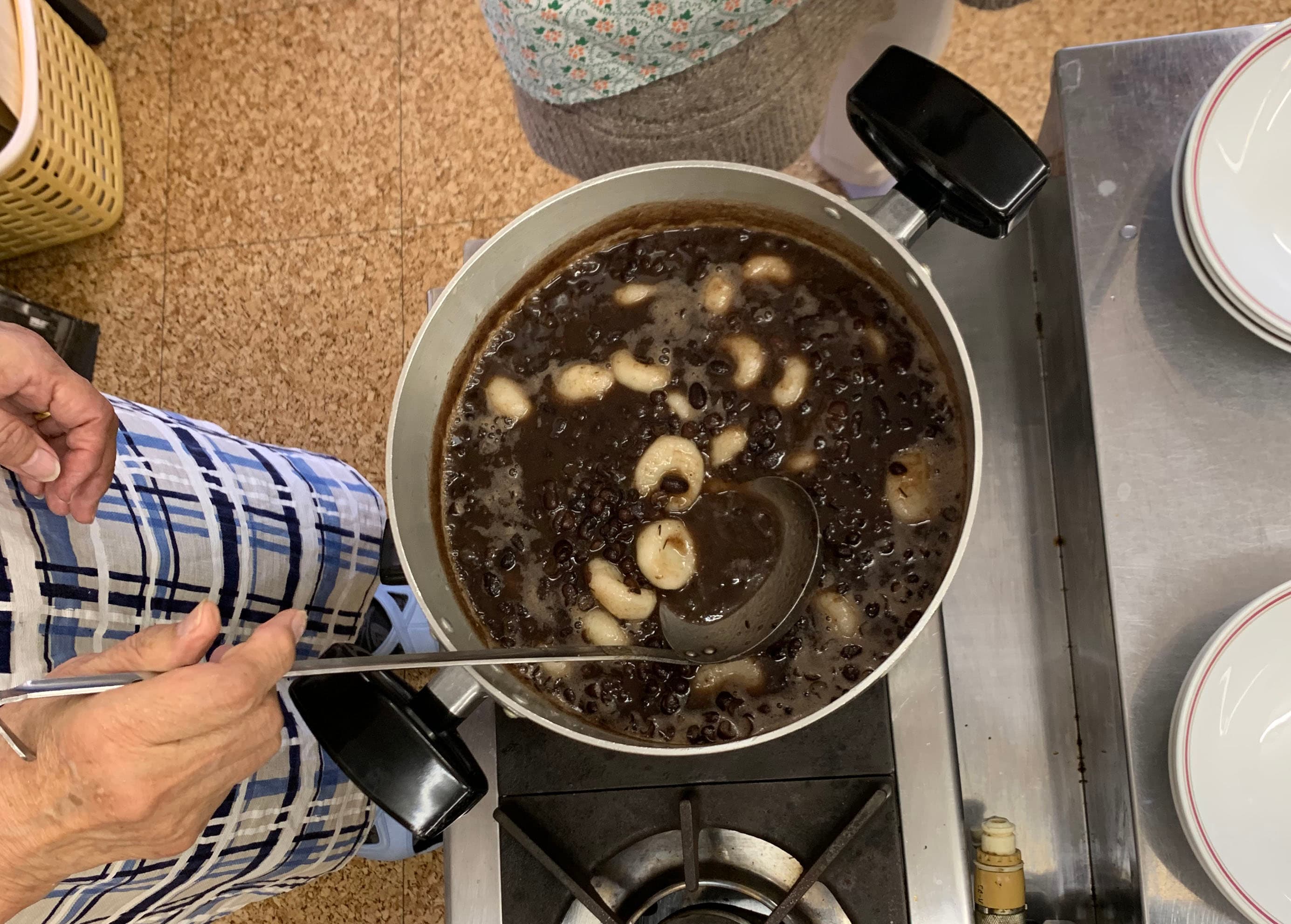 あんこ汁で直接団子を茹でてしまうと、ねっとりした感じになる。